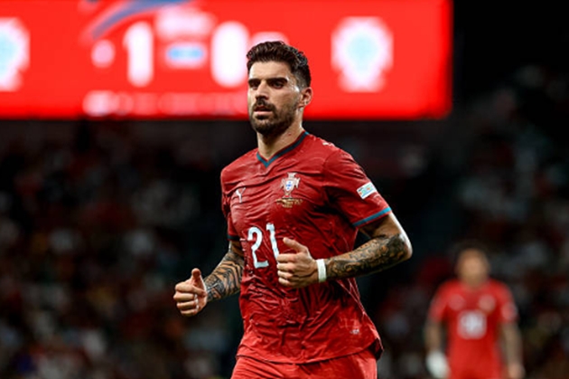 Tiền vệ trung tâm: Ruben Neves (7.6) Đóng vai trò mỏ neo ở tuyến giữa, Neves thi đấu điềm tĩnh, thu hồi bóng hiệu quả và cắt đứt nhiều đợt lên bóng của đối phương. Anh cũng là mối đe dọa từ xa với cú sút vuốt bóng nửa nảy đi chệch cột dọc khung thành Xứ Wales ở phút 13. (Ảnh: Valter Gouveia/Sports Press Photo/Getty Images)