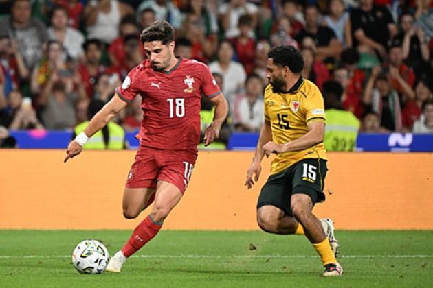 Tiền vệ phải: Pedro Neto (7.5) Liên tục khuấy đảo hàng thủ đối phương bằng những pha bứt tốc ngoạn mục. Neto đã không ít lần tạo ra các đường chuyền dọn cỗ cắt ngang vòng cấm và tự mình tung ra cú dứt điểm nguy hiểm đi vào mép lưới ngoài trong hiệp một. (Ảnh: Alex Juarez/Anadolu qua Getty Images)