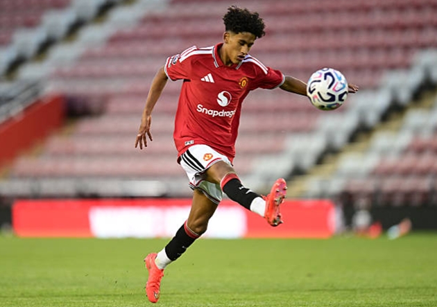 JJ Gabriel đang "vùng vằng" để rời MU. Ảnh: Manchester United/Manchester United qua Getty Images