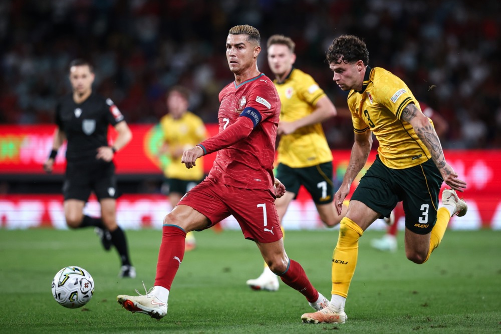 Thời gian đ&atilde; đuổi kịp Ronaldo. Ảnh: EPA.