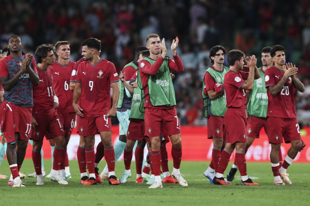 Ronaldo vẫn l&agrave; trung t&acirc;m của Bồ Đ&agrave;o Nha. Ảnh: EPA.