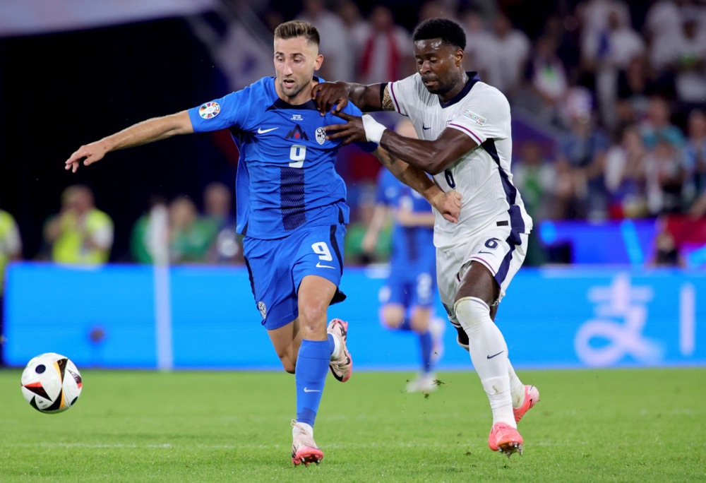 Andraz Sporar l&agrave; niềm hy vọng tr&ecirc;n h&agrave;ng c&ocirc;ng của Slovenia. Ảnh: EPA/OLIVIER MATTHYS.