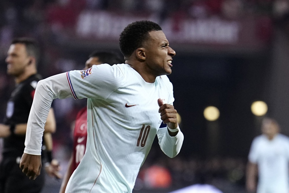 Mbappe d&iacute;nh chấn thương trong chiến thắng của tuyển Ph&aacute;p. Ảnh:  EPA/STRINGER.