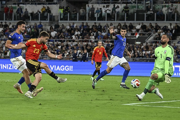 Gianluigi Donnarumma (7.4): Chơi nỗ lực và có nhiều pha cứu thua tốt dù phải hai lần vào lưới nhặt bóng.

Giovanni Di Lorenzo (6.2): Mờ nhạt ở biên, gặp rất nhiều khó khăn trong việc cản phá các đợt phản công của Bỉ.

Gianluca Mancini (6.3): Bị Mika Godts vặn sườn dễ dàng trong tình huống dẫn đến bàn thua đầu tiên của đội nhà.

Diego Coppola (6.9): Được đá chính thay Bastoni bị treo giò, xoạc bóng truy cản quá chậm trễ trong bàn thua đầu tiên.

Riccardo Calafiori (6.9): Thi đấu tròn vai, chưa tạo ra được đột biến hay sự chắc chắn cần thiết.

Nicolo Barella (7.4): Thi đấu xông xáo, nỗ lực cầm nhịp và kiểm soát khu vực giữa sân nhưng thiếu sự hỗ trợ. Ảnh: Claudio Villa - FIGC/FIGC via Getty Images.

Alessandro Romano (6.6): Ra mắt thất vọng, chuyền hỏng châm ngòi cho đợt phản công dẫn đến bàn mở tỷ số của Bỉ.

Sandro Tonali (6.3): Thi đấu thiếu hiệu quả, lùi về truy cản tuyệt vọng nhưng không ngăn được Lukebakio ghi bàn thứ hai.

Moise Kean (6.8): Động cơ di chuyển tích cực trên hàng công nhưng hoàn toàn bế tắc trước hàng thủ đối phương.

Francesco Pio Esposito (6.1): Màn trình diễn dưới trung bình, bỏ lỡ cơ hội ngon ăn và không tạo được sức ép lên khung thành Bỉ. Ảnh: Giuseppe Maffia/NurPhoto via Getty Images.

Nicolo Cambiaghi (7.4): Là điểm sáng hiếm hoi trên hàng công với các tình huống đi bóng xông xáo nhưng thiếu sự hiệu quả cuối cùng. Ảnh: Jan De Meuleneir / Photonews via Getty Images.Ảnh: EPA
