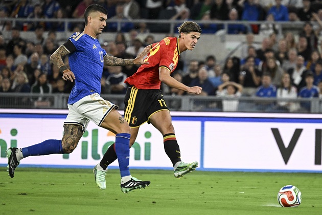 Gianluca Mancini (6.3): Bị Mika Godts vặn sườn dễ dàng trong tình huống dẫn đến bàn thua đầu tiên của đội nhà.

Diego Coppola (6.9): Được đá chính thay Bastoni bị treo giò, xoạc bóng truy cản quá chậm trễ trong bàn thua đầu tiên.

Riccardo Calafiori (6.9): Thi đấu tròn vai, chưa tạo ra được đột biến hay sự chắc chắn cần thiết.

Nicolo Barella (7.4): Thi đấu xông xáo, nỗ lực cầm nhịp và kiểm soát khu vực giữa sân nhưng thiếu sự hỗ trợ. Ảnh: Claudio Villa - FIGC/FIGC via Getty Images.

Alessandro Romano (6.6): Ra mắt thất vọng, chuyền hỏng châm ngòi cho đợt phản công dẫn đến bàn mở tỷ số của Bỉ.

Sandro Tonali (6.3): Thi đấu thiếu hiệu quả, lùi về truy cản tuyệt vọng nhưng không ngăn được Lukebakio ghi bàn thứ hai.

Moise Kean (6.8): Động cơ di chuyển tích cực trên hàng công nhưng hoàn toàn bế tắc trước hàng thủ đối phương.

Francesco Pio Esposito (6.1): Màn trình diễn dưới trung bình, bỏ lỡ cơ hội ngon ăn và không tạo được sức ép lên khung thành Bỉ. Ảnh: Giuseppe Maffia/NurPhoto via Getty Images.

Nicolo Cambiaghi (7.4): Là điểm sáng hiếm hoi trên hàng công với các tình huống đi bóng xông xáo nhưng thiếu sự hiệu quả cuối cùng. Ảnh: Jan De Meuleneir / Photonews via Getty Images.Ảnh: EPA