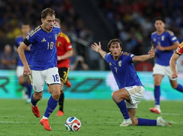 Nicolo Barella (7.4): Thi đấu xông xáo, nỗ lực cầm nhịp và kiểm soát khu vực giữa sân nhưng thiếu sự hỗ trợ. Ảnh: Claudio Villa - FIGC/FIGC via Getty Images.

Alessandro Romano (6.6): Ra mắt thất vọng, chuyền hỏng châm ngòi cho đợt phản công dẫn đến bàn mở tỷ số của Bỉ.

Sandro Tonali (6.3): Thi đấu thiếu hiệu quả, lùi về truy cản tuyệt vọng nhưng không ngăn được Lukebakio ghi bàn thứ hai.

Moise Kean (6.8): Động cơ di chuyển tích cực trên hàng công nhưng hoàn toàn bế tắc trước hàng thủ đối phương.

Francesco Pio Esposito (6.1): Màn trình diễn dưới trung bình, bỏ lỡ cơ hội ngon ăn và không tạo được sức ép lên khung thành Bỉ. Ảnh: Giuseppe Maffia/NurPhoto via Getty Images.

Nicolo Cambiaghi (7.4): Là điểm sáng hiếm hoi trên hàng công với các tình huống đi bóng xông xáo nhưng thiếu sự hiệu quả cuối cùng. Ảnh: Jan De Meuleneir / Photonews via Getty Images.Ảnh: EPA