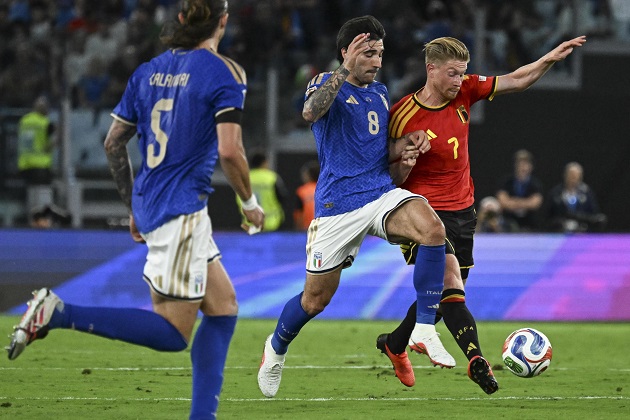 Sandro Tonali (6.3): Thi đấu thiếu hiệu quả, lùi về truy cản tuyệt vọng nhưng không ngăn được Lukebakio ghi bàn thứ hai.

Moise Kean (6.8): Động cơ di chuyển tích cực trên hàng công nhưng hoàn toàn bế tắc trước hàng thủ đối phương.

Francesco Pio Esposito (6.1): Màn trình diễn dưới trung bình, bỏ lỡ cơ hội ngon ăn và không tạo được sức ép lên khung thành Bỉ. Ảnh: Giuseppe Maffia/NurPhoto via Getty Images.

Nicolo Cambiaghi (7.4): Là điểm sáng hiếm hoi trên hàng công với các tình huống đi bóng xông xáo nhưng thiếu sự hiệu quả cuối cùng. Ảnh: Jan De Meuleneir / Photonews via Getty Images.Ảnh: EPA