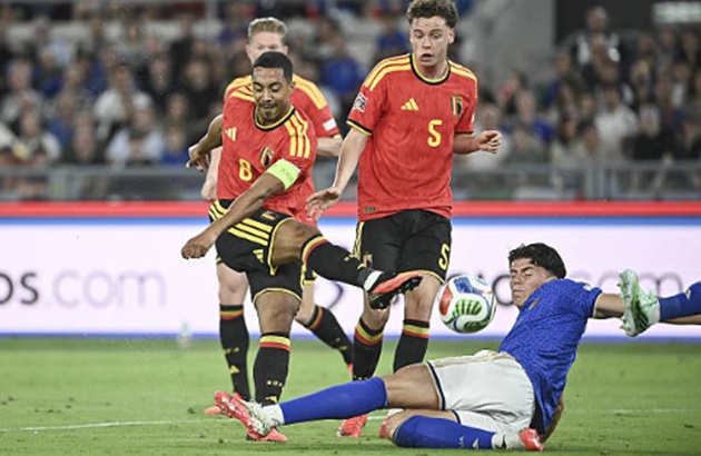 Youri Tielemans - 7.2: Là chân chuyền phân phối bóng, ngôi sao Manchester United giúp Bỉ chuyển trạng thái cực nhanh. (Ảnh: Isabella Bonotto/Getty Images)