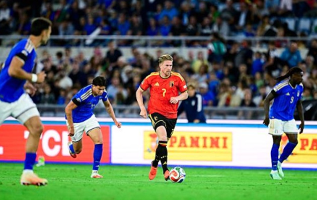 Kevin de Bruyne - 7.3: De Bruyne cắt bóng rồi tung đường chuyền vừa tầm tuyệt đẹp cho Mika Godts. Trước khi rời sân ở phút 58, nhạc trưởng người Bỉ đã kịp để lại dấu ấn đậm nét khi tạo ra 5 cơ hội và đóng góp 1 pha kiến tạo thành bàn. (Ảnh: Jan De Meuleneir/Getty Images)

Mika Godts - 8.1: Đá cánh trái và mang áo số 10 thay Leandro Trossard, tân binh PSG đã ghi bàn từ rất sớm với pha dứt điểm chìm hiểm hóc đánh bại Gianluigi Donnarumma. Màn trình diễn xuất sắc của cựu cầu thủ Ajax. (Ảnh: Jan De Meuleneir/Getty Images)


Charles De Ketelaere - 7.1: Charles De Ketelaere đóng góp 1 kiến tạo sau pha chuyển trạng thái nhanh cho Lukebakio. Lối chơi lắt léo của số 17 giúp tuyển Bỉ tấn công mượt mà. (Ảnh: Jan De Meuleneir/Getty Images)

Dodi Lukebakio - 8.1: Vào sân từ ghế dự bị và nhanh chóng tạo ra sự khác biệt khi nâng tỷ số lên 2-0. Anh có tốc độ, sự lắt léo của một chân chạy cánh để khuấy đảo biên phải của Italy. (Ảnh: Tomas Sisk/Getty Images)