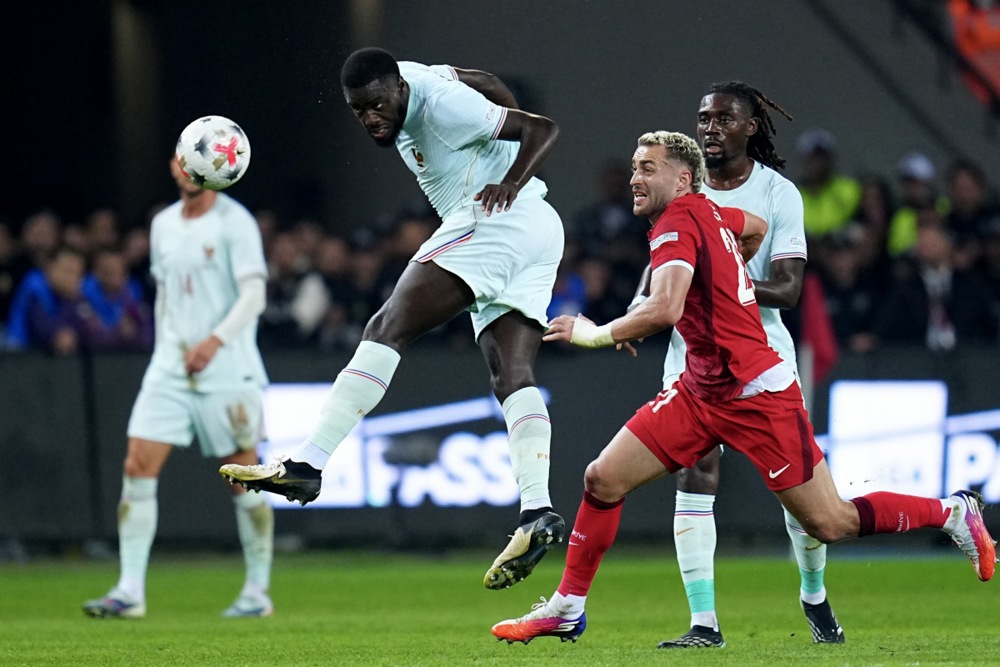 Dayot Upamecano (8/10): "Ông chủ" hàng thủ, thi đấu cực kỳ tập trung và tỉnh táo. Dù có vài tình huống chuyền bóng lỗi đáng tiếc, anh vẫn là chốt chặn quan trọng nhất của tuyển Pháp. Ảnh: EPA.

Maxence Lacroix (7/10): Có chút khó khăn ở khâu luân chuyển bóng ban đầu nhưng thi đấu rất hiệu quả trong tranh chấp tay đôi và không chiến cuối trận. Ảnh: EPA.

Adrien Truffert (7/10): Hoàn thành tốt vai trò hậu vệ trái, đóng góp vào mặt trận tấn công nhưng vẫn chưa hoàn toàn giải quyết được bài toán ổn định ở vị trí này. Ảnh: EPA.

Manu Koné (8/10): Sự hiện diện đầy sức sống ở tuyến giữa. Anh hoạt động không biết mệt mỏi, thu hồi bóng ấn tượng và khẳng định vị thế của một tiền vệ trụ không thể thay thế. Ảnh: EPA.

Adrien Rabiot (6/10): Thi đấu tròn vai về mặt kỹ thuật, hỗ trợ phòng ngự tốt nhưng thiếu đi những pha xử lý đột biến để tạo ra tầm ảnh hưởng lớn lên trận đấu. Ảnh: EPA.

Rayan Cherki (6/10): Thử nghiệm ở vị trí tiền vệ trung tâm chưa thực sự hiệu quả. Anh có đường chuyền sáng tạo cho Koundé nhưng nhìn chung còn thiếu sự sắc bén ở các tình huống quyết định. Ảnh: EPA.

Michael Olise (8/10): Ngòi nổ sáng tạo nhất trên sân. Anh thực hiện nhiều pha dứt điểm nguy hiểm và là người trực tiếp kiến tạo cho Mbappe ghi bàn. Ảnh: EPA.

Ousmane Dembélé (6/10): Không có nhiều đất diễn do ít được tiếp bóng, dù vậy, nỗ lực pressing của anh đã gián tiếp góp phần vào bàn thắng duy nhất. Ảnh: EPA.

Kylian Mbappé (6/10): Ghi bàn thắng quyết định, cứu vãn một ngày thi đấu khó khăn với nhiều tình huống xử lý lỗi trước đó. Anh rời sân đáng tiếc vì chấn thương. Ảnh: EPA.