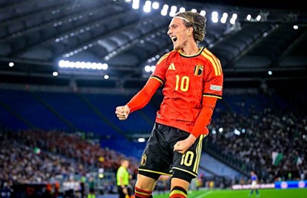 Mika Godts - 8.1: Đá cánh trái và mang áo số 10 thay Leandro Trossard, tân binh PSG đã ghi bàn từ rất sớm với pha dứt điểm chìm hiểm hóc đánh bại Gianluigi Donnarumma. Màn trình diễn xuất sắc của cựu cầu thủ Ajax. (Ảnh: Jan De Meuleneir/Getty Images)