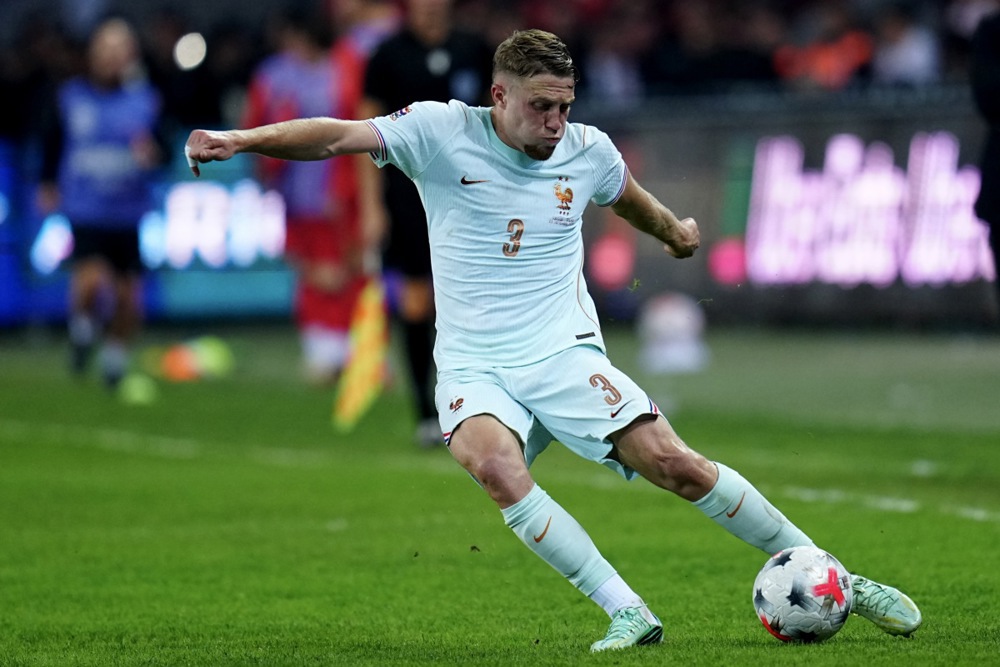 Adrien Truffert (7/10): Hoàn thành tốt vai trò hậu vệ trái, đóng góp vào mặt trận tấn công nhưng vẫn chưa hoàn toàn giải quyết được bài toán ổn định ở vị trí này. Ảnh: EPA.

Manu Koné (8/10): Sự hiện diện đầy sức sống ở tuyến giữa. Anh hoạt động không biết mệt mỏi, thu hồi bóng ấn tượng và khẳng định vị thế của một tiền vệ trụ không thể thay thế. Ảnh: EPA.

Adrien Rabiot (6/10): Thi đấu tròn vai về mặt kỹ thuật, hỗ trợ phòng ngự tốt nhưng thiếu đi những pha xử lý đột biến để tạo ra tầm ảnh hưởng lớn lên trận đấu. Ảnh: EPA.

Rayan Cherki (6/10): Thử nghiệm ở vị trí tiền vệ trung tâm chưa thực sự hiệu quả. Anh có đường chuyền sáng tạo cho Koundé nhưng nhìn chung còn thiếu sự sắc bén ở các tình huống quyết định. Ảnh: EPA.

Michael Olise (8/10): Ngòi nổ sáng tạo nhất trên sân. Anh thực hiện nhiều pha dứt điểm nguy hiểm và là người trực tiếp kiến tạo cho Mbappe ghi bàn. Ảnh: EPA.

Ousmane Dembélé (6/10): Không có nhiều đất diễn do ít được tiếp bóng, dù vậy, nỗ lực pressing của anh đã gián tiếp góp phần vào bàn thắng duy nhất. Ảnh: EPA.

Kylian Mbappé (6/10): Ghi bàn thắng quyết định, cứu vãn một ngày thi đấu khó khăn với nhiều tình huống xử lý lỗi trước đó. Anh rời sân đáng tiếc vì chấn thương. Ảnh: EPA.
