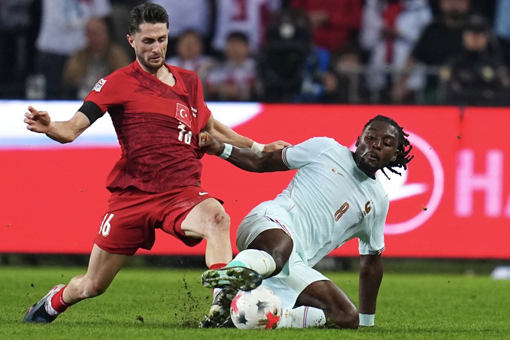 Manu Koné (8/10): Sự hiện diện đầy sức sống ở tuyến giữa. Anh hoạt động không biết mệt mỏi, thu hồi bóng ấn tượng và khẳng định vị thế của một tiền vệ trụ không thể thay thế. Ảnh: EPA.

Adrien Rabiot (6/10): Thi đấu tròn vai về mặt kỹ thuật, hỗ trợ phòng ngự tốt nhưng thiếu đi những pha xử lý đột biến để tạo ra tầm ảnh hưởng lớn lên trận đấu. Ảnh: EPA.

Rayan Cherki (6/10): Thử nghiệm ở vị trí tiền vệ trung tâm chưa thực sự hiệu quả. Anh có đường chuyền sáng tạo cho Koundé nhưng nhìn chung còn thiếu sự sắc bén ở các tình huống quyết định. Ảnh: EPA.

Michael Olise (8/10): Ngòi nổ sáng tạo nhất trên sân. Anh thực hiện nhiều pha dứt điểm nguy hiểm và là người trực tiếp kiến tạo cho Mbappe ghi bàn. Ảnh: EPA.

Ousmane Dembélé (6/10): Không có nhiều đất diễn do ít được tiếp bóng, dù vậy, nỗ lực pressing của anh đã gián tiếp góp phần vào bàn thắng duy nhất. Ảnh: EPA.

Kylian Mbappé (6/10): Ghi bàn thắng quyết định, cứu vãn một ngày thi đấu khó khăn với nhiều tình huống xử lý lỗi trước đó. Anh rời sân đáng tiếc vì chấn thương. Ảnh: EPA.