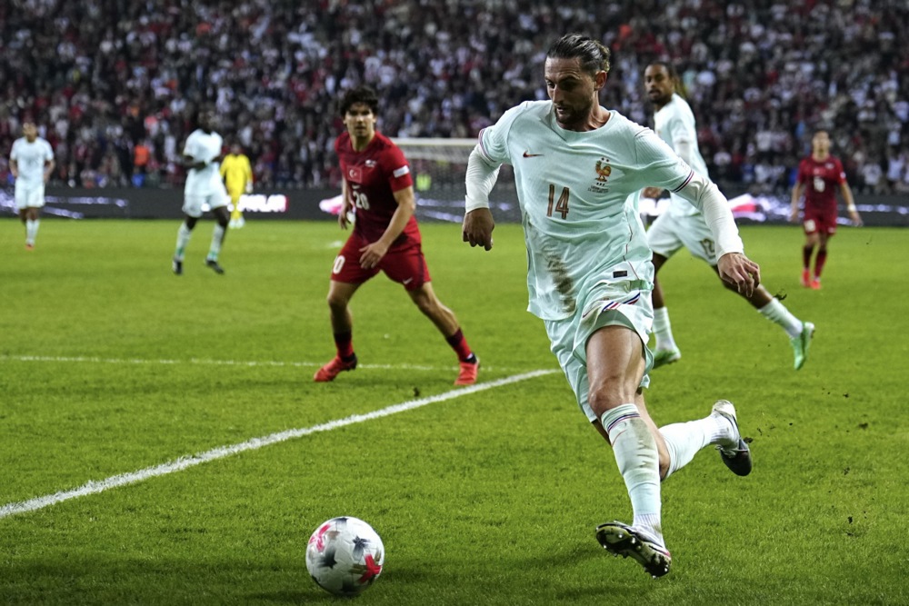 Adrien Rabiot (6/10): Thi đấu tròn vai về mặt kỹ thuật, hỗ trợ phòng ngự tốt nhưng thiếu đi những pha xử lý đột biến để tạo ra tầm ảnh hưởng lớn lên trận đấu. Ảnh: EPA.

Rayan Cherki (6/10): Thử nghiệm ở vị trí tiền vệ trung tâm chưa thực sự hiệu quả. Anh có đường chuyền sáng tạo cho Koundé nhưng nhìn chung còn thiếu sự sắc bén ở các tình huống quyết định. Ảnh: EPA.

Michael Olise (8/10): Ngòi nổ sáng tạo nhất trên sân. Anh thực hiện nhiều pha dứt điểm nguy hiểm và là người trực tiếp kiến tạo cho Mbappe ghi bàn. Ảnh: EPA.

Ousmane Dembélé (6/10): Không có nhiều đất diễn do ít được tiếp bóng, dù vậy, nỗ lực pressing của anh đã gián tiếp góp phần vào bàn thắng duy nhất. Ảnh: EPA.

Kylian Mbappé (6/10): Ghi bàn thắng quyết định, cứu vãn một ngày thi đấu khó khăn với nhiều tình huống xử lý lỗi trước đó. Anh rời sân đáng tiếc vì chấn thương. Ảnh: EPA.