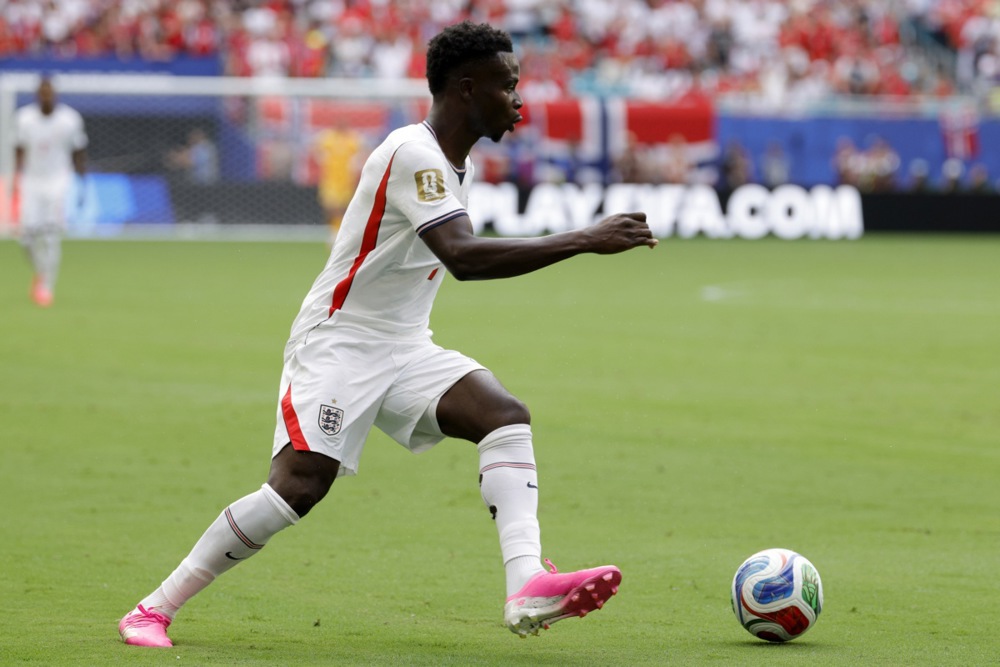 Bukayo Saka – 6/10: Saka luôn duy trì mối đe dọa thường trực bên cánh phải, tận dụng tốc độ để đẩy lùi Marc Cucurella về phần sân nhà. Dù không trực tiếp ghi bàn hay kiến tạo, sự hiện diện của anh đã mở ra nhiều khoảng trống cho đồng đội. Anh rời sân ở phút 83 khi HLV Tuchel tìm kiếm luồng gió mới cho hàng công. Ảnh: EPA.

Anthony Gordon – 8/10: Cầu thủ xuất sắc nhất trận bên phía tuyển Anh. Gordon tỏ ra đặc biệt sắc bén khi chuyển hóa cơ hội thành bàn gỡ ở phút 36, khơi mào cho màn ngược dòng chóng vánh trong hiệp một. Những pha đột phá trực diện cùng ý thức hỗ trợ phòng ngự của anh đều ở đẳng cấp rất cao, cho đến khi xuống sức và được rút ra nghỉ ở phút 70. Ảnh: EPA.

Harry Kane – 7/10: Kane thể hiện trọn vẹn bản năng sát thủ với pha lập công đưa tuyển Anh vươn lên dẫn trước ở phút 40. Tuy nhiên, buổi tối của anh bị phủ bóng đen bởi cú sút phạt đền hỏng ăn tai hại và một chiếc thẻ vàng. Tình huống trượt chân chạm bóng hai lần kỳ lạ trên chấm 11m đã bẻ gãy hoàn toàn hưng phấn thi đấu của toàn đội. Ảnh: EPA.