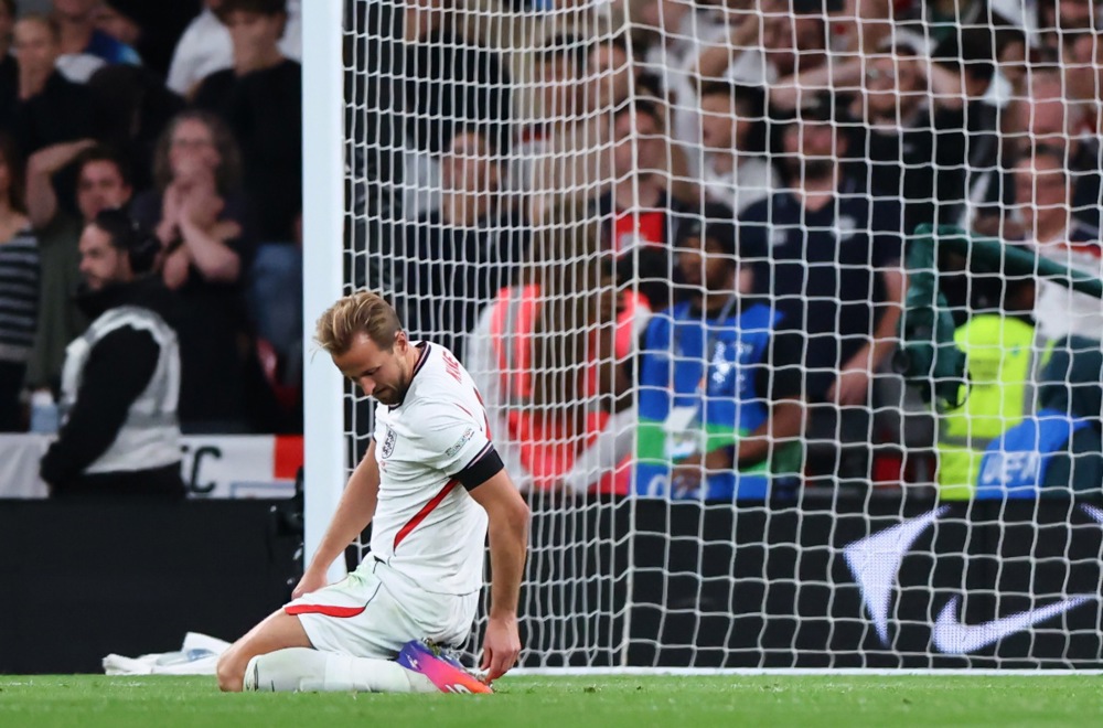 Harry Kane – 7/10: Kane thể hiện trọn vẹn bản năng sát thủ với pha lập công đưa tuyển Anh vươn lên dẫn trước ở phút 40. Tuy nhiên, buổi tối của anh bị phủ bóng đen bởi cú sút phạt đền hỏng ăn tai hại và một chiếc thẻ vàng. Tình huống trượt chân chạm bóng hai lần kỳ lạ trên chấm 11m đã bẻ gãy hoàn toàn hưng phấn thi đấu của toàn đội. Ảnh: EPA.