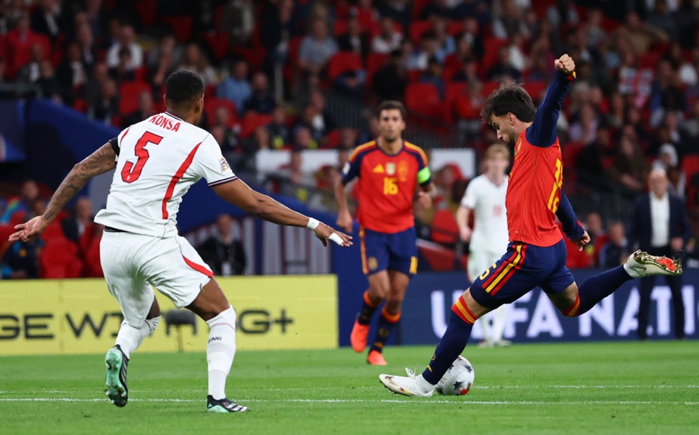 Alex Baena ghi b&agrave;n cho La Roja. Ảnh: EPA.