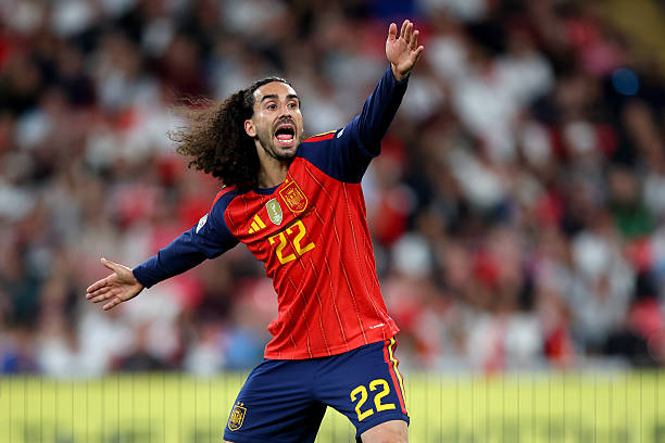 Marc Cucurella - 5/10 Hậu vệ n&agrave;y đ&atilde; trải qua hiệp một đầy nhọc nhằn trước tốc độ của c&aacute;c cầu thủ chạy c&aacute;nh b&ecirc;n ph&iacute;a ĐT Anh, c&ugrave;ng khoảnh khắc k&eacute;m may mắn khi c&uacute; đ&aacute;nh đầu của Kane chạm đ&ugrave;i anh đổi hướng bay v&agrave;o lưới dẫn đến b&agrave;n thua thứ hai. D&ugrave; vậy, anh đ&atilde; chơi tiến bộ r&otilde; rệt ở nửa sau trận đấu khi đ&oacute;ng g&oacute;p v&agrave;o 22 pha giải v&acirc;y, cản ph&aacute; c&aacute;c quả tạt muộn v&agrave;o v&ograve;ng cấm v&agrave; trở th&agrave;nh điểm tựa đ&aacute;ng tin cậy b&ecirc;n h&agrave;nh lang tr&aacute;i trong giai đoạn t&aacute;i thiết thế trận ở hiệp hai.