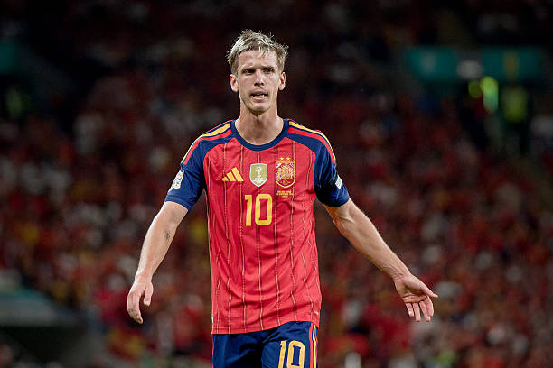 Dani Olmo - 8/10 Olmo l&agrave; nguồn cảm hứng s&aacute;ng tạo lớn nhất trong phần lớn thời gian thi đấu. Anh tung ra đường kiến tạo quyết định gi&uacute;p Baena gỡ h&ograve;a ở ph&uacute;t 60, thể hiện nh&atilde;n quan chiến thuật tuyệt vời trong kh&ocirc;ng gian hẹp. Khả năng di chuyển linh hoạt giữa c&aacute;c tuyến của anh đ&atilde; l&agrave;m x&aacute;o trộn ho&agrave;n to&agrave;n h&agrave;ng tiền vệ ĐT Anh.