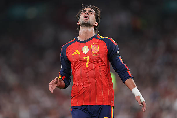 Ferran Torres - 5/10 Thi đấu ở vị tr&iacute; trung phong, Torres chơi x&ocirc;ng x&aacute;o nhưng lại phung ph&iacute; thời cơ nghi&ecirc;m trọng khi bỏ lỡ hai cơ hội đối mặt mười mươi trong hiệp một &ndash; những t&igrave;nh huống lẽ ra c&oacute; thể gi&uacute;p đội nh&agrave; kết liễu trận đấu sớm. Anh được thay ra ở ph&uacute;t 55 bởi Mikel Oyarzabal, một quyết định đ&atilde; l&agrave;m thay đổi ho&agrave;n to&agrave;n diện mạo h&agrave;ng c&ocirc;ng của T&acirc;y Ban Nha.