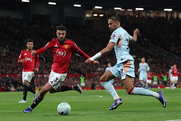 Man Utd gia nhập cuộc đua chi&ecirc;u mộ Kevin Schade. Ảnh: EPA