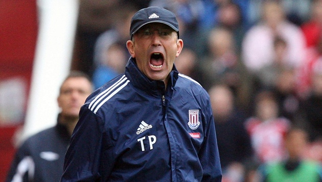 Pulis bức xúc vì mất FA Cup vào tay Man City. (Ảnh: EPA Images)