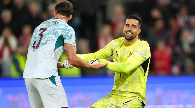 Diogo Costa (8/10): Xuất sắc thực hiện 5 pha cứu thua quan trọng, li&ecirc;n tục l&agrave;m nản l&ograve;ng c&aacute;c ch&acirc;n s&uacute;t Na Uy dưới sức &eacute;p dồn dập. Ảnh: Marius Nordnes / Nordnes Foto/Getty Images.