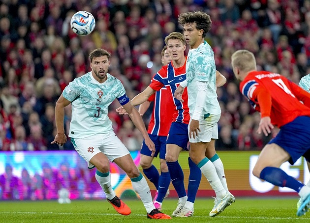 Ruben Dias (7/10): Thủ lĩnh h&agrave;ng thủ với nhiều pha giải nguy giải tỏa &aacute;p lực; phạm lỗi chiến thuật chịu thẻ v&agrave;ng ở cuối trận để bảo to&agrave;n thế trận.