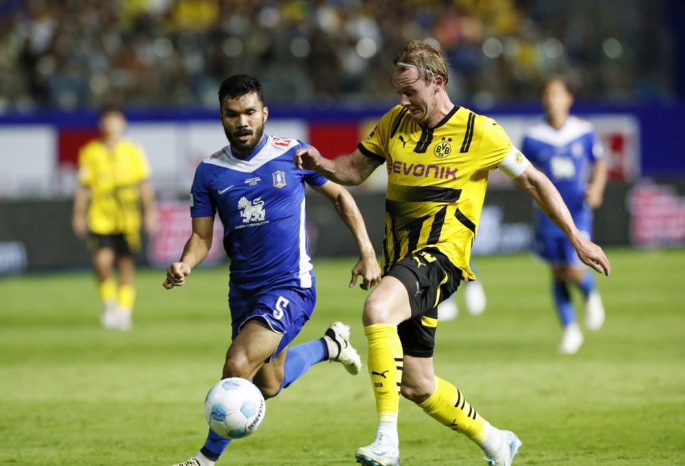 Kritsada Kaman trong trận giao hữu với Dortmund. Ảnh: EPA.