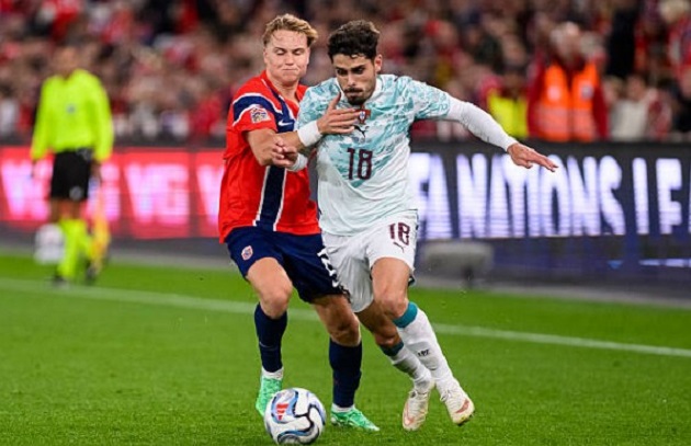 Pedro Neto (8/10): Thi đấu b&ugrave;ng nổ, kiến tạo tinh tế cho Joao Felix mở tỷ số v&agrave; lu&ocirc;n l&agrave; mối đe dọa thường trực nhờ tốc độ ấn tượng. Ảnh: Adam Escada/Eurasia Sport Images/Getty Images.