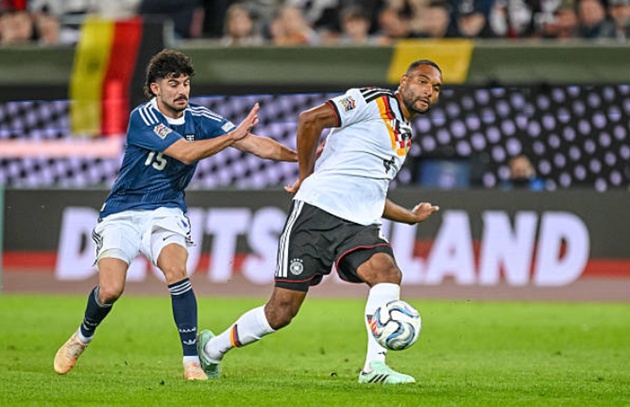 Jonathan Tah - 6/10: Một ng&agrave;y thi đấu vất vả của trung vệ gi&agrave;u kinh nghiệm. Tah kh&ocirc;ng thể hiện được sự thống trị quen thuộc trong c&aacute;c pha kh&ocirc;ng chiến v&agrave; tỏ ra chậm hơn một nhịp trước c&aacute;c pha phản c&ocirc;ng tốc độ của đối phương, g&acirc;y ra kh&ocirc;ng &iacute;t thời khắc th&oacute;t tim cho kh&aacute;n giả nh&agrave;.
