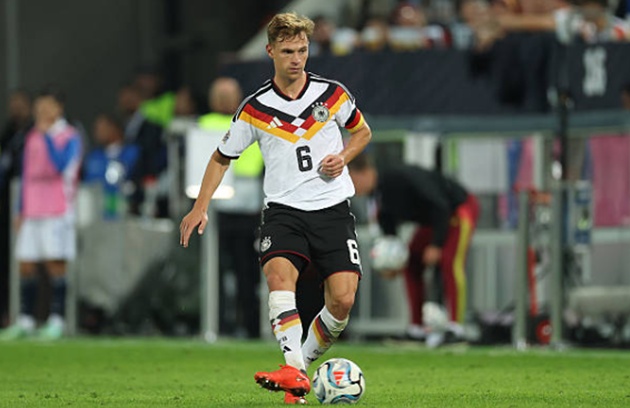 Joshua Kimmich - 7/10: Cầm trịch tuyến giữa v&agrave; điều tiết nhịp độ lối chơi đầy đĩnh đạc, tuy nhi&ecirc;n thủ qu&acirc;n tuyển Đức thiếu đi những đường b&oacute;ng sắc lẹm để định đoạt cục diện. Kimmich c&ograve;n gặp vận rủi lớn ở ph&uacute;t 74 khi nỗ lực nho&agrave;i người cản ph&aacute; c&uacute; s&uacute;t của đối phương v&ocirc; t&igrave;nh biến th&agrave;nh pha đổi hướng b&oacute;ng khiến Nubel phải v&agrave;o lưới nhặt b&oacute;ng.