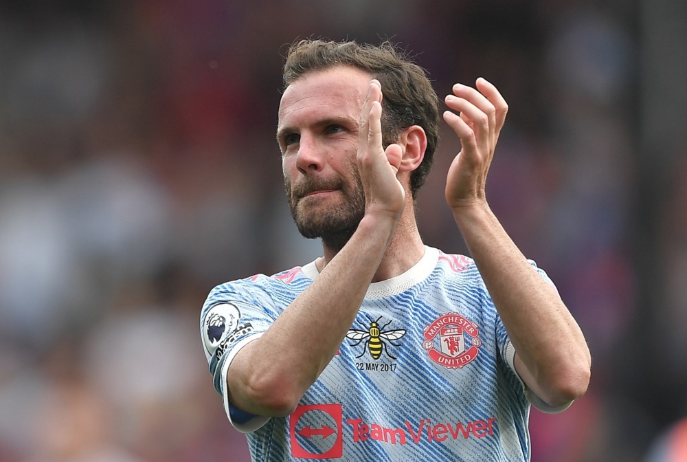 Mata đã đùa về việc Man City có thể bị tước danh hiệu. Ảnh: EPA.