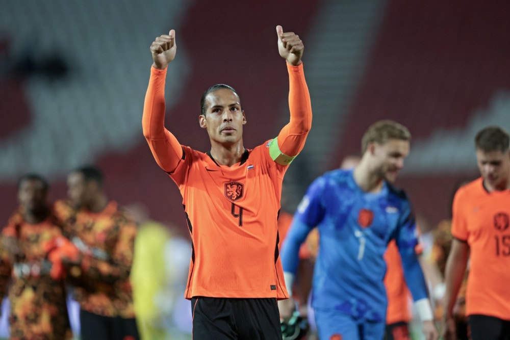 Virgil van Dijk &ndash; 7/10.&nbsp;Đội trưởng H&agrave; Lan thể hiện sự điềm tĩnh v&agrave; kinh nghiệm, chỉ huy h&agrave;ng ph&ograve;ng ngự đối ph&oacute; với lối chơi gi&agrave;u thể lực của Serbia. Ảnh: EPA.