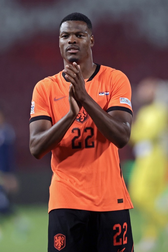 Denzel Dumfries &ndash; 6/10. Một m&agrave;n tr&igrave;nh diễn gi&agrave;u năng lượng quen thuộc của Dumfries b&ecirc;n h&agrave;nh lang phải. Ảnh: EPA.