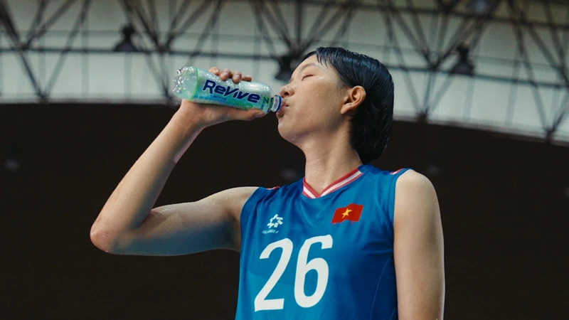 Revive Thể Thao gi&uacute;p VĐV b&ugrave; nước v&agrave; 7 loại điện giải thiết yếu, hỗ trợ t&aacute;i lập c&acirc;n bằng nội m&ocirc;i v&agrave; duy tr&igrave; sức bền trong qu&aacute; tr&igrave;nh luyện tập, thi đấu. Ảnh: NHCC.