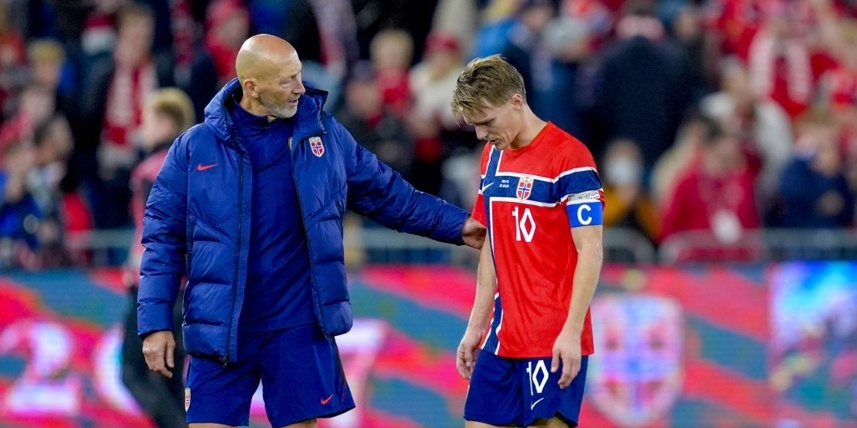 Odegaard hứng chịu c&uacute; v&agrave;o b&oacute;ng nguy hiểm của Silva. Ảnh: EPA.