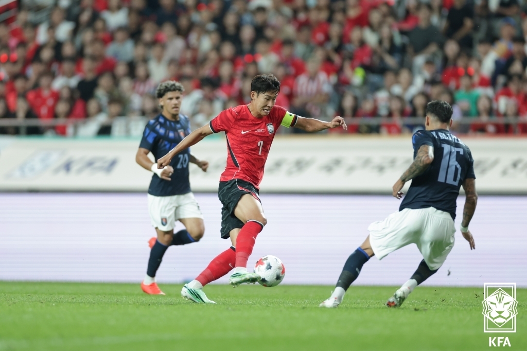 Son Heung-Min v&agrave; đồng đội bế tắc trước h&agrave;ng thủ kỷ luật của Uruguay. Ảnh: KFA/LĐBĐ H&agrave;n Quốc.