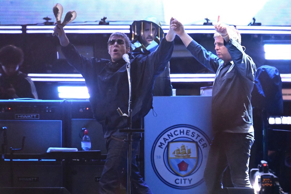 Ca sĩ Liam Gallagher (đeo kính đen)trấn an NHM Man City. Ảnh: EPA Images.