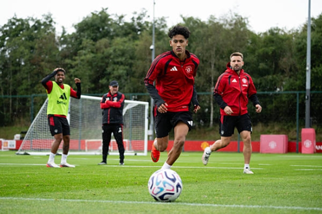 Dù tài năng đến đâu, JJ Gabriel cũng không được phép lớn hơn Man United. Ảnh: Ash Donelon/Manchester United qua Getty Images