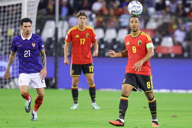 Youri Tielemans - 6.9: Đội trưởng thi đấu nỗ lực, tích cực hỗ trợ phòng ngự nhưng bị dính một thẻ vàng.

Diego Moreira - 6.1: Tích cực đột phá bên cánh trái nhưng dứt điểm chệch mục tiêu và nhận thẻ vàng. Ảnh: Xavier Laine/Getty Images.

Kevin De Bruyne - 6.0: Thi đấu mờ nhạt, dứt điểm thiếu chính xác và không kết nối được các vệ tinh.

Mika Godts - 7.2: Thi đấu năng nổ bên cánh trái, liên tục tạo ra sóng gió cho khung thành tuyển Pháp. Ảnh: ANP via Getty Images.

Charles De Ketelaere - 6.2: Xử lý bóng thiếu cảm giác, bỏ lỡ nhiều pha phối hợp nguy hiểm ở tuyến trên. Ảnh: Dursun Aydemir/Anadolu via Getty Images.