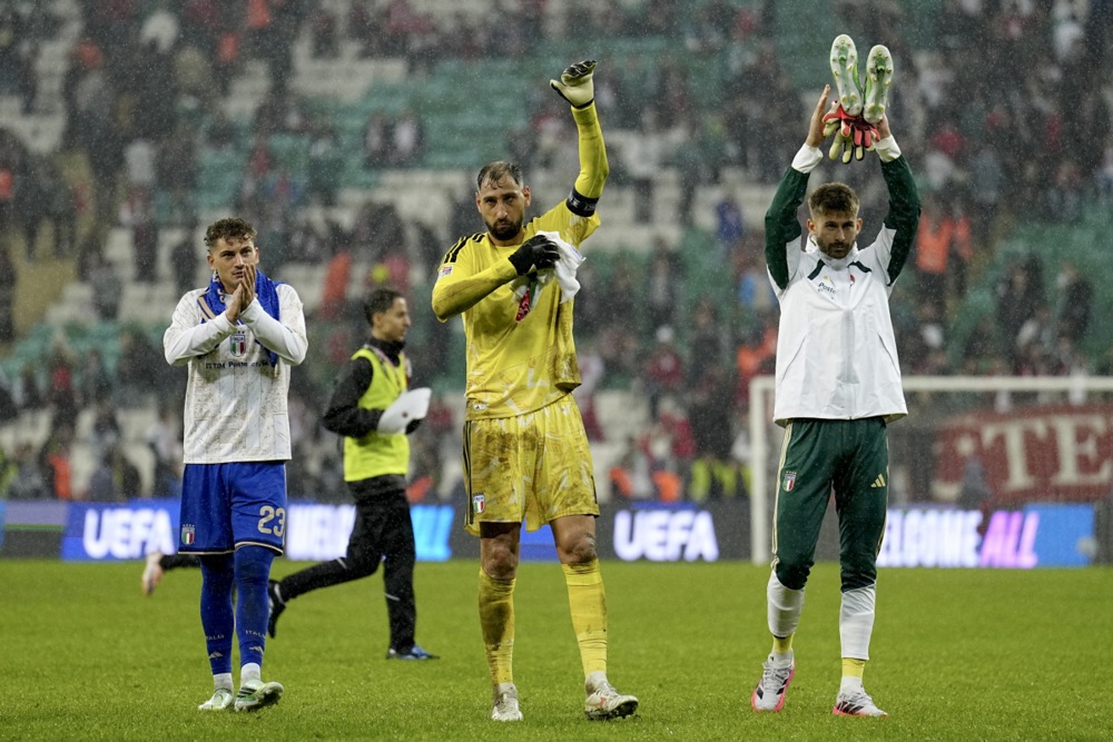 Gianluigi Donnarumma - 7/10. Anh l&agrave;m chủ tốt khu vực cấm địa, c&oacute; 2 pha cứu thua v&agrave; g&oacute;p phần duy tr&igrave; sự tổ chức cho h&agrave;ng thủ trong những ph&uacute;t Thổ Nhĩ Kỳ g&acirc;y sức &eacute;p ở hiệp hai. Ảnh: EPA.