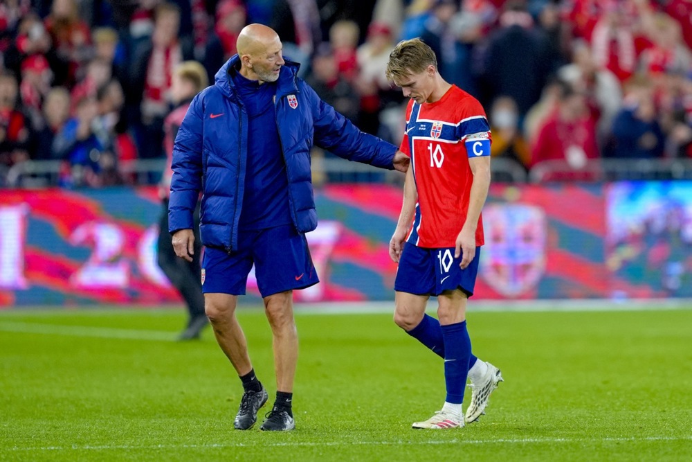 Martin Odegaard tập tễnh rời sân ở trận gặp Bồ Đào Nha. Ảnh: EPA/Lise Aserud.