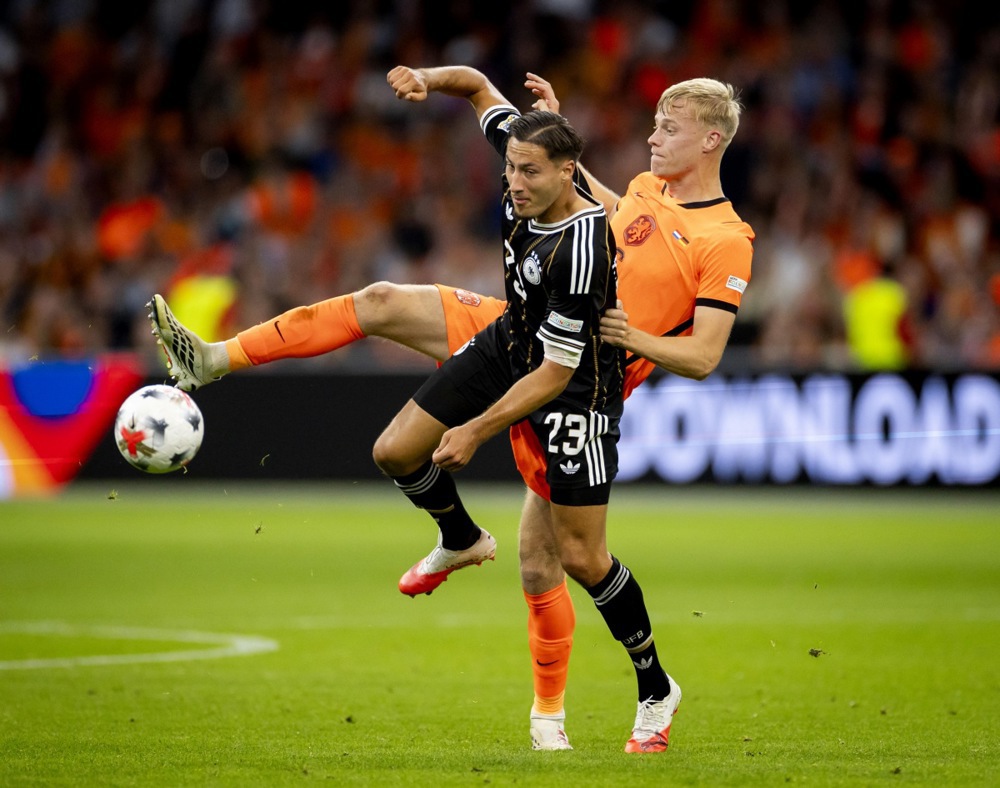 Younes Ebnoutalib tranh chấp bóng với Jan Paul van Hecke. Ảnh: EPA/Koen Van Weel.