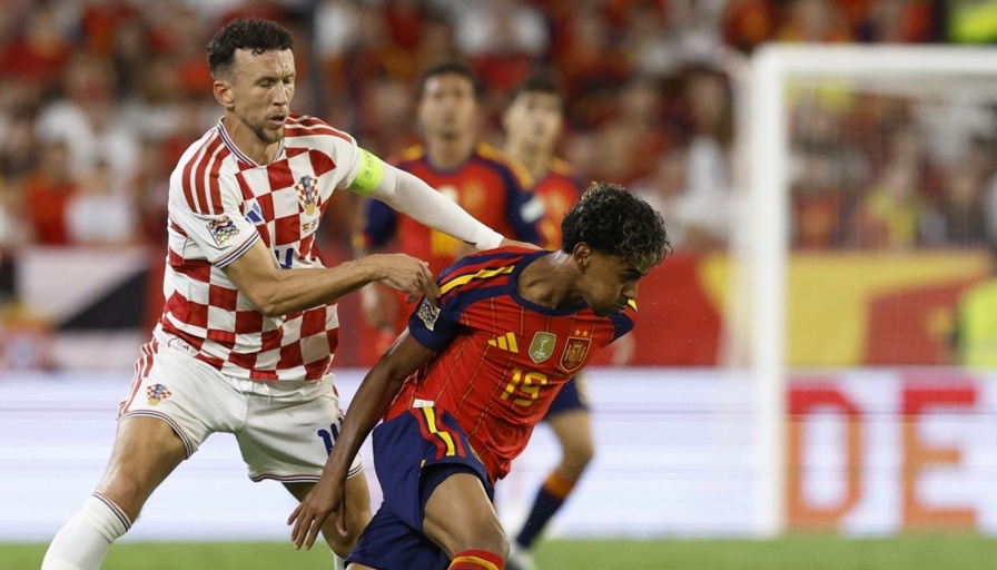 Yamal v&agrave; Perisic ở một t&igrave;nh huống tranh b&oacute;ng. Ảnh: EPA.