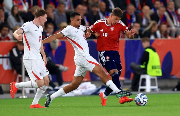 Trent Alexander-Arnold - 7: Trong lần đầu đá chính cho tuyển Anh sau gần hai năm, anh thi đấu tròn vai và tung ra một số đường chuyền đẹp mắt dù chưa quá bùng nổ. Ảnh: EPA.

Trevoh Chalobah - 6: Là học trò cưng của Tuchel nhờ sở hữu tốc độ và sự ngoan cường. Dù vậy, anh vẫn chưa hoàn toàn tạo được sự thuyết phục ở cấp độ đội tuyển quốc gia. Ảnh: Pavel Lebeda/Soccrates/Getty Images.

Marc Guehi - 6: Đọc trận đấu tốt và có cú cản phá quan trọng từ sớm. Tiếp tục là thủ lĩnh ở hàng thủ Tam sư. Ảnh: Gabriel Kuchta - UEFA/UEFA via Getty Images.

Lewis Hall - 7: Phối hợp ăn ý với Gordon bên hành lang cánh trái và thể hiện hình bóng của một hậu vệ trái truyền thống rõ nét hơn so với O’Reilly. Ảnh: EPA.

Elliot Anderson - 7: Chưa bắt nhịp ở đầu trận nhưng tiền vệ của Man City đã chơi tốt dần lên sau đó. Ảnh: EPA.

Myles Lewis-Skelly - 6: Dù sở hữu sự tự tin đáng khen khi có bóng, anh vẫn thiếu các đường chuyền quyết định và bị thay ra sau hiệp một. Ảnh: EPA.

Bukayo Saka - 6: Bỏ lỡ cơ hội ghi bàn ngon ăn trong hiệp một. Ngôi sao này dường như đang thiếu đi sự tự tin cùng cảm giác dứt điểm sắc bén vốn có. Ảnh: EPA.

Morgan Rogers - 6: Dứt điểm trúng cột dọc ở hiệp một và có vài khoảnh khắc nổi bật, dù việc khỏa lấp khoảng trống của Jude Bellingham lúc này là thử thách quá lớn. Ảnh: EPA.

Anthony Gordon - 8: Thi đấu xuất sắc, trở thành mối đe dọa thường trực bên hành lang trái. Anh đã thực sự nâng cấp bản thân và tiến bộ vượt bậc kể từ sau World Cup. Ảnh: EPA.

Harry Kane - 7: Chơi khá chậm chạp và mờ nhạt trong phần lớn thời gian, nhưng sau đó vẫn lên tiếng bằng bàn thắng kết liễu trận đấu. Một tiền đạo đẳng cấp. Ảnh: EPA.