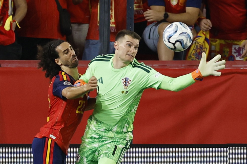 Marc Cucurella &ndash; 7/10. Cucurella tiếp tục thể hiện nguồn năng lượng dồi d&agrave;o b&ecirc;n h&agrave;nh lang tr&aacute;i với những pha d&acirc;ng cao hỗ trợ tấn c&ocirc;ng. Ảnh: EPA.
