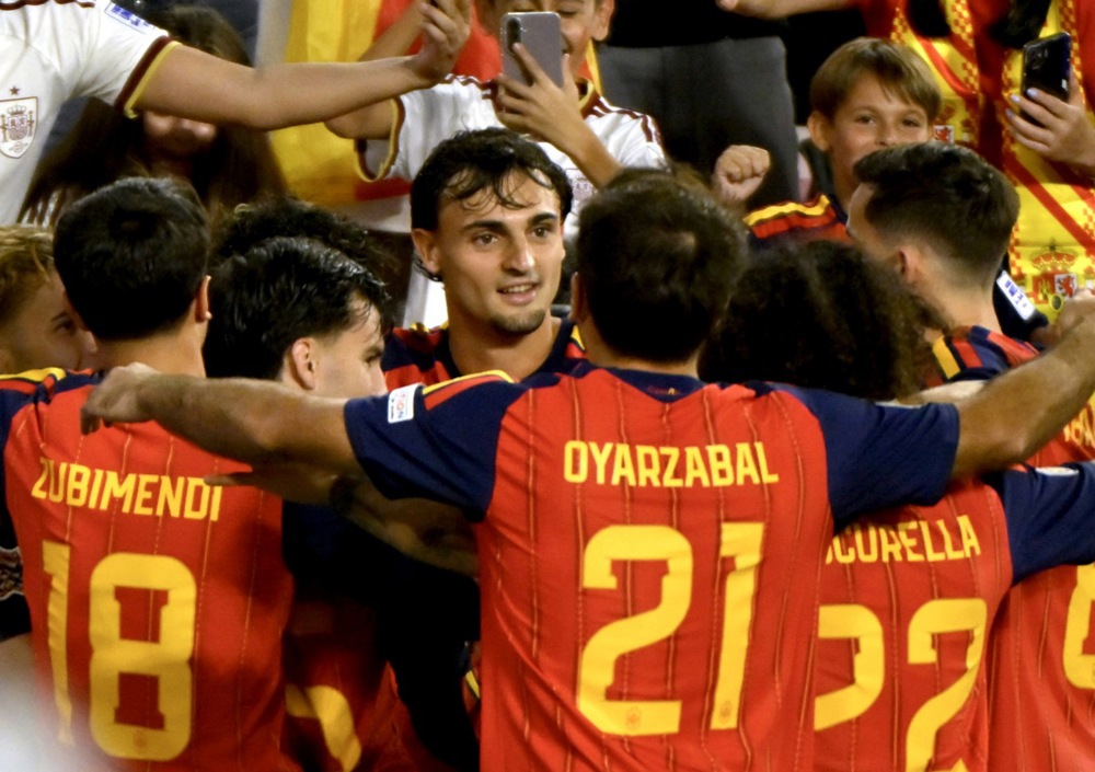 Mikel Oyarzabal &ndash; 6/10. Anh đ&oacute;ng vai tr&ograve; điểm tựa cho c&aacute;c cầu thủ s&aacute;ng tạo ph&iacute;a sau nhiều hơn l&agrave; một mũi nhọn trực tiếp săn b&agrave;n. Ảnh: EPA.