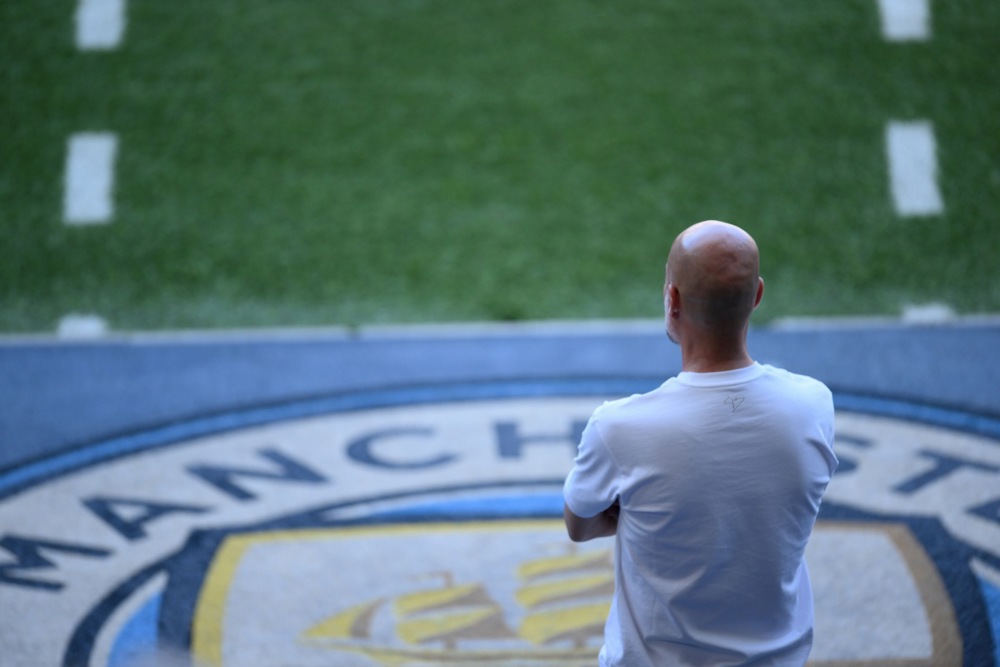 Guardiola đã ủng hộ Man City giữa tâm bão. Ảnh: EPA.