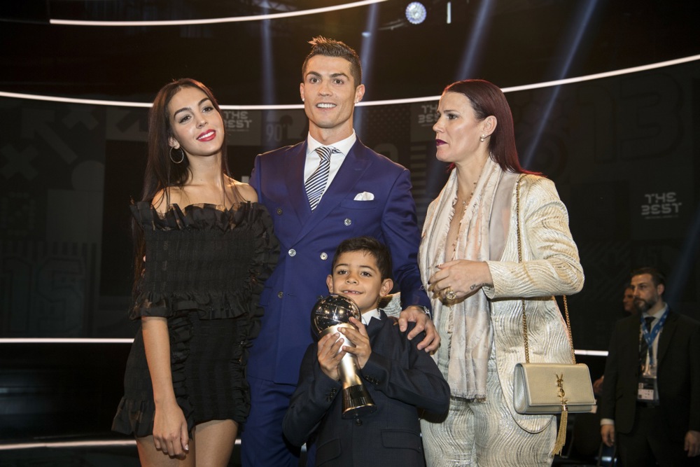 Ảnh bài viết Chị gái Ronaldo chỉ trích đội tuyển, truyền thông, người dân Bồ Đào Nha